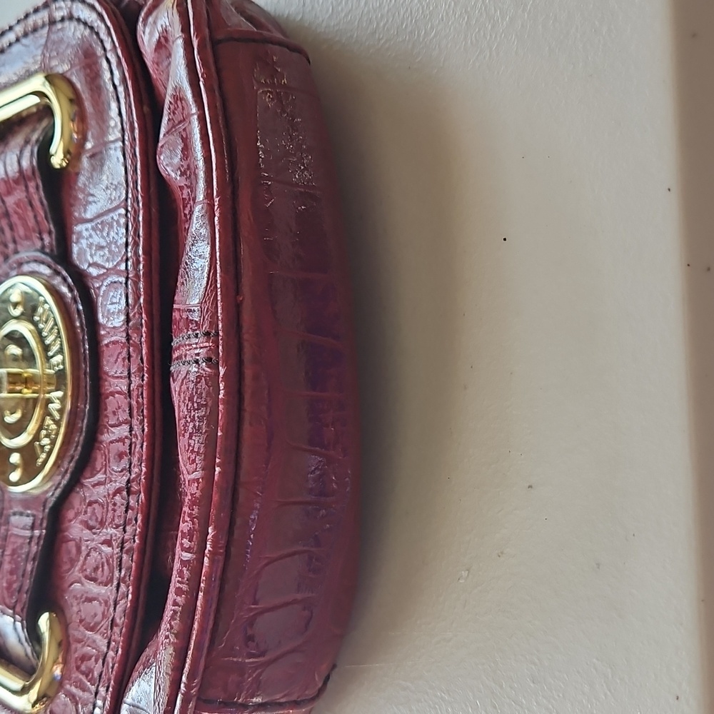 Nine West Bag Crocidile Embossed Red With GOLD Crossbody - Picture 12 of 12